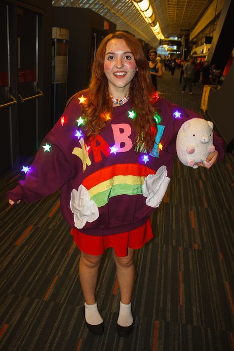 Mabel Pines Cosplay, Gravity Falls Costumes, Gravity Falls Cosplay, Mabel Pines, Cute Halloween Costumes, Cosplay Ideas, Cosplay Outfits, Movie Art, Gravity Falls