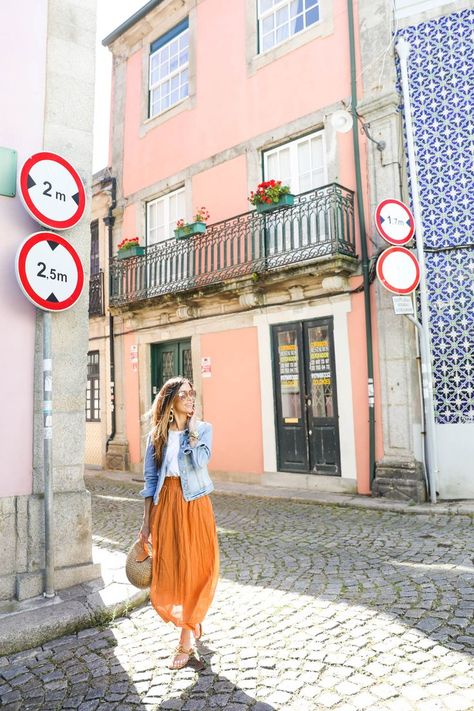 How to pack for Portugal #portugal #porto #lisbon What To Wear In Portugal, European Travel Outfit, Orange Midi Skirt, Travel Fashion Airport, Spain Outfit, Europe Travel Outfits, Portugal Fashion, Packing Guide, Jean Jacket Outfits