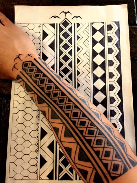 Filipino Tattoos Visayan Labid design Traditional Filipino Tattoo, Philippines Tattoo, Tato Mandala, Stammestattoo Designs, Tattoo Son, Chris Garver, Filipino Tattoos, Polynesian Tattoos, Yakuza Tattoo