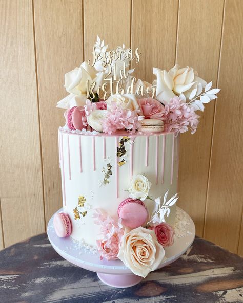 White Floral Cake, 21st Cakes, Cake With Macarons, Gold Birthday Cake, 21st Cake, Birthday Cake With Flowers, Flowers Acrylic, 50th Bday, 30 Birthday Cake