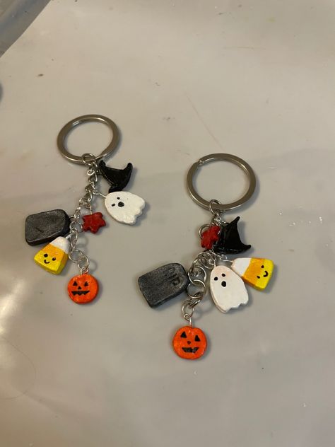 Clay keychain halloween Mould It Clay Keychain Ideas, Keychain Halloween, Super Clay, School Pouch, Clay Keychain, Diy Air Dry Clay, Baking Clay, Halloween Miniatures, Halloween Wall Decor