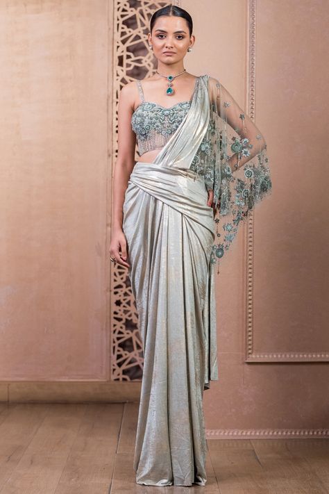 Tarun Tahiliani features a mesmerizing Sage Saree Set that captivates with its elegance. The eye-catching concept saree is crafted in foil jersey with crystals and floral embroidery. It comes with a matching tulle corset to complete the ensemble. The designer saree set is perfect for weddings and festive occasions, showcasing style and sophistication. . #perniaspopupshop #whatiworewastrending #ppuslove Baju Kahwin, Shantanu And Nikhil, Brocade Saree, Set Saree, Drape Saree, Tarun Tahiliani, Sharara Set, Women Trends, Aza Fashion