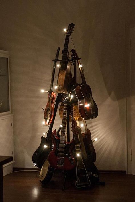 Arbol de Navidad con guitarras Learn To Play Guitar, Music Ideas, We Will Rock You, Music Decor, Rock N’roll, Merry Christmas To All, Beautiful Music, Music Design, Cool Guitar