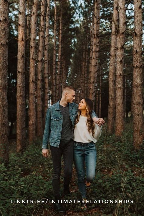 Couple Fall Photoshoot, Fall Couple Pictures, Fall Photo Shoot Outfits, Fall Couples, Fall Couple, Fall Pics, Fall Engagement Pictures, Engagement Picture Outfits, Couple Engagement Pictures