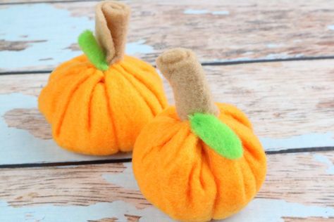 Diy Catnip Toys, Diy Halloween Cat, Pumpkin Easy, Easy Felt Crafts, Fall Sewing Projects, Felt Craft Projects, Diy Cat Toys, Felt Pumpkins, Fall Sewing