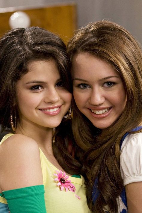 Selena Gomez Miley Cyrus, Selena Gomez Images, Old Disney Channel, Miley Stewart, Selena And Taylor, Alex Russo, Spy Kids, Selena G, Liam Hemsworth