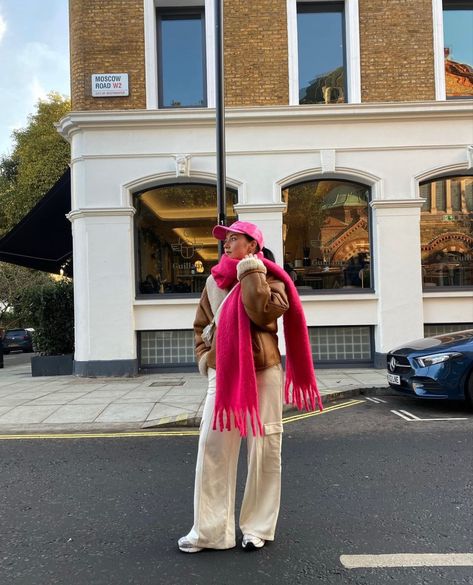 Pink Scarf Outfit, Maximalist Outfit, London Outfits, Japanese Winter, Hot Pink Scarf, Color Fucsia, Color Outfits, Colorful Outfits, Scarf Outfit