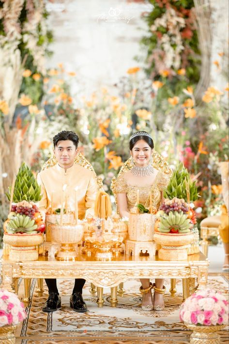 Khmer Wedding Ceremony, Khmer Wedding Decorations, Wedding Khmer, Receptions Ideas, Traditional Wedding Ceremony, Cambodian Wedding, Traditional Wedding Dress, Wedding Ceremony Traditions, Royal Clothing