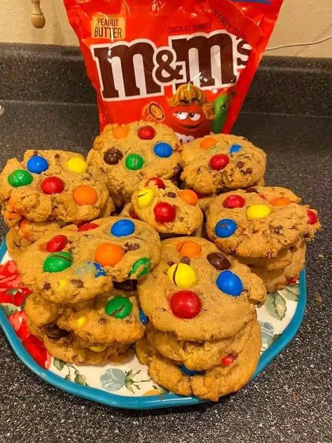 Peanut Butter M&M Cookies!!! - middleeastsector Best Cookie Recipe Ever, M M Cookies, Points Recipes, Vanilla Pudding Mix, Easy Homemade Recipes, Best Cookie Recipes, Vanilla Pudding, Natural Peanut Butter, Mini Chocolate Chips