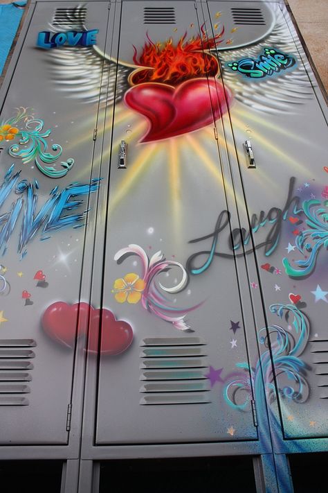 Custom locker with graffiti style art Locker Painting Ideas, Painting Lockers Diy, Spray Paint Ideas Graffiti, Graffiti Locker, Bathroom Stall Graffiti Aesthetic, Spray Paint Wall Graffiti, Graffiti Bedroom, Graffiti Furniture, Performing Arts School