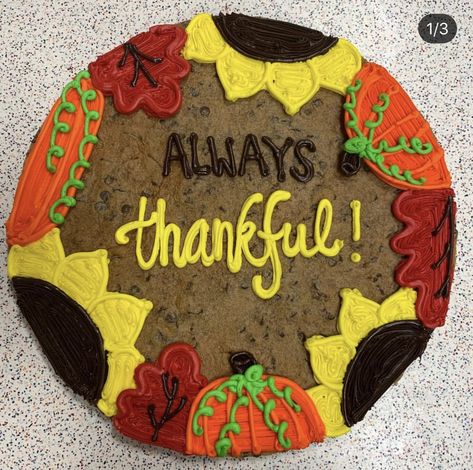 Thanksgiving Decorated Desserts, Thanksgiving Message Cookies, Thanksgiving Cookie Cake Ideas, Thanksgiving Bakery Ideas, Thanksgiving Cookie Cake Designs, Fall Message Cookies, Fall Cookie Cake Designs, Thanksgiving Cookie Cake, Fall Cookbook