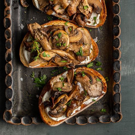 Toast Noel, Mushroom Bruschetta, Vegetarian Appetizers Easy, Crostini Appetizers, Mushroom Toast, Whipped Goat Cheese, Pain Sans Gluten, Wild Mushroom, Roasted Mushrooms