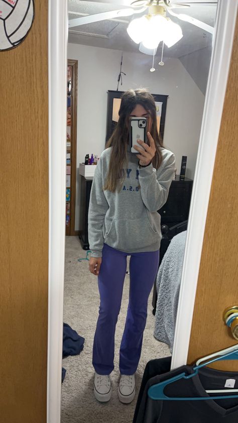 Flare Legging Outfit, Converse Platforms, Legging Outfit, Slay Outfits, Flare Legging, 9th Grade, Weekly Outfits, Cute Outfits For School, White Converse