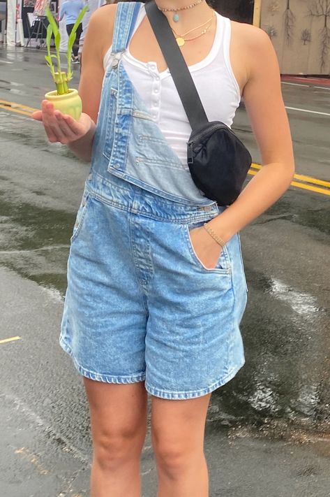 Shorts Overalls Outfit, Overalls Levis, Overalls Outfit Short, Overalls Aesthetic, Overall Shorts Outfit, Denim Overalls Outfit, Shortalls Outfit, Basic Summer Outfits, Overalls Summer