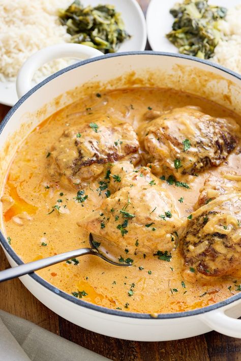 Best Smothered Chicken Recipe, Oven Chicken And Rice, Dutch Oven Chicken Thighs, Dutch Oven Chicken Breast, Easy Dutch Oven Recipes, Smothered Chicken Recipes, Chicken Breast Oven Recipes, Dutch Oven Chicken, White Rice Recipes