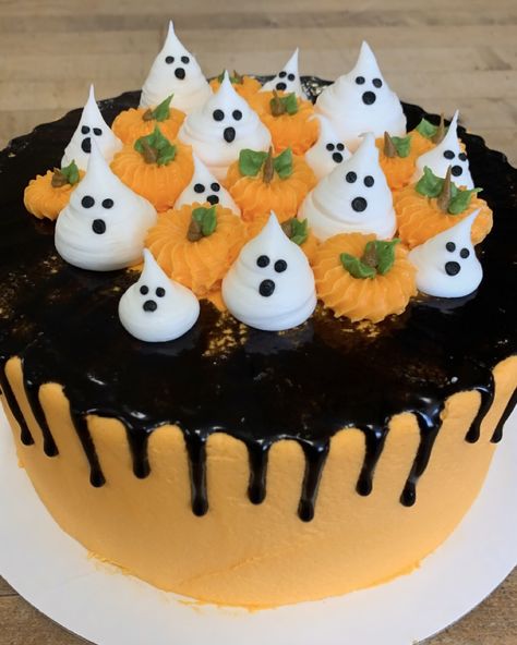 Halloween Round Cake Ideas, Fall Theme Cakes, Haloween Cakes, Spooky Desserts, Cute Halloween Cakes, Stylish Living Room Ideas, Cakes Beautiful, Double Layer Cake, Cozy Scandinavian