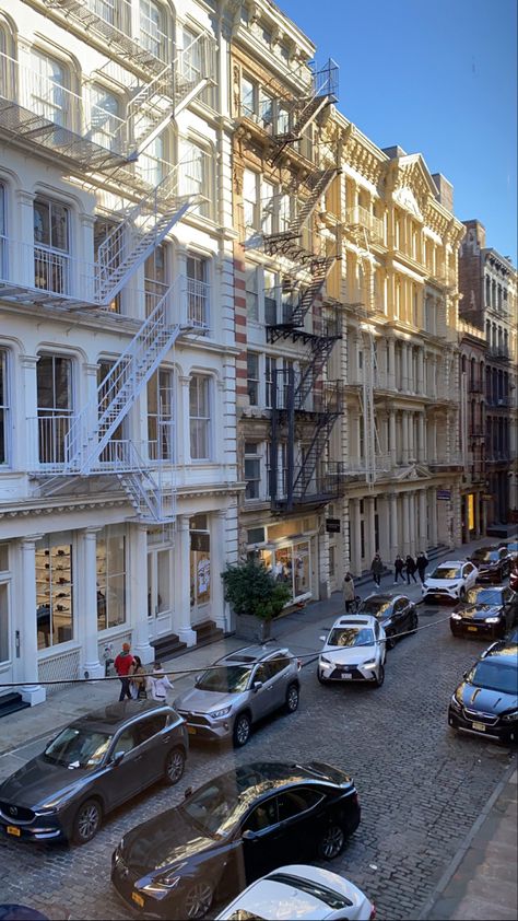 New York City Exterior, Nyc Soho Apartments, Soho Manhattan Nyc, Soho House New York, Nyc Life Aesthetic Apartment, Soho Apartment Aesthetic, Soho Apartment Nyc, Soho Nyc Apartment, Nyc Houses