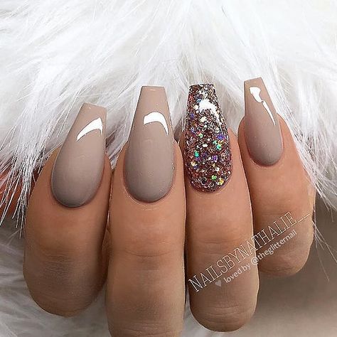 TheGlitterNail 🎀 Get inspired! on Instagram: “✨✨🦋✨✨ Warm Taupe with Glitter Accent on Coffin Nails 👌 • 💅 Nail Artist: @nailsbynathalie__ 💝 Follow her for more gorgeous nail art designs!…” Ongles Beiges, Taupe Nails, Accent Art, Nagellack Trends, Latest Nail Trends, Warm Taupe, Trendy Nail Design, Get Nails, Nail Designs Glitter