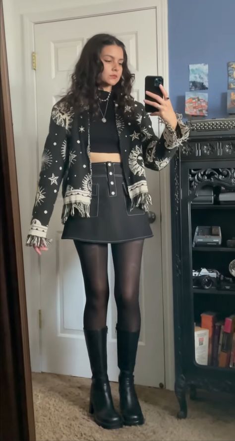 Cardigan Grunge Outfit, Gothic Fits, Pixie Fashion, Cardigan Grunge, 90s Witch, Mini Outfits, Goth Outfit Inspo, Witchy Style, Dark Academia Outfit