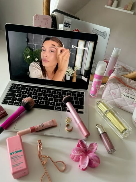 Girl Doing Makeup Aesthetic, Skin Care Sunday, Vlog Thumbnail Ideas, Pink Aesthetic Room Decor, Make Up Games, Vlog Thumbnail, Pink Aesthetic Room, Getting Ready Aesthetic, Girly Pink Aesthetic