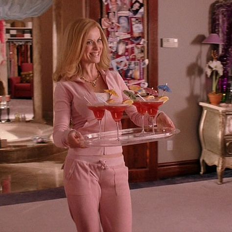 36 Ways to Wear Sweats on Halloween: Sweatpants-lovers, unite! It's time to take a stand after years of freezing our asses off in ridiculously skimpy Halloween costumes. Mean Girls Mom, Mean Girls Costume, Mean Girls Party, Mom Halloween Costumes, Mean Girls Outfits, Juicy Tracksuit, College Dress, Tv Moms, Juicy Couture Tracksuit