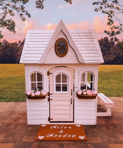 DIY Pink, White and Gold Playhouse + DIY Doormat - Stylish Petite Pink And White Playhouse, Princess Playhouse Outdoor, White Playhouse, Playhouse Inspiration, Pink Playhouse, Daycare Playground, Playhouse Diy, Backyard Refresh, Playhouse Decor