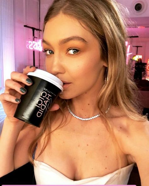 Gigi Hadid Icons, Gigi Hadid Modeling, Gigi Hadid Pictures, Gigi 2, Gigi Hadid Looks, Bad Makeup, Gigi Style, Hadid Sisters, Coffee Girl