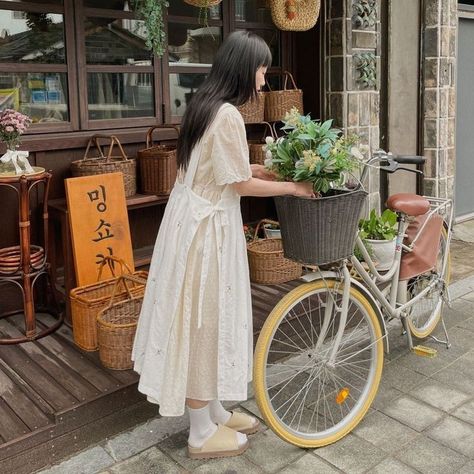 Aesthetic Garden Outfit, Aesthetic Gardening Outfits, Japanese Soft Fashion, Japanese Garden Outfit, Soft Japanese Aesthetic Outfits, Florist Outfit Aesthetic, Florist Aesthetic Outfits, Korean Soft Aesthetic, Vintage Korean Aesthetic