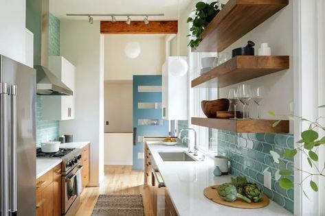 16 Stunning Kitchen Styles That Are Everywhere in 2024 | Apartment Therapy Mullet House, Stylish Small Kitchen, Mid Century Modern Kitchen Design, Midcentury Kitchen, Mid Century Kitchen Remodel, Kitchen Styling Modern, Modern Kitchen Remodel, Galley Kitchens, Mid Century Modern Kitchen