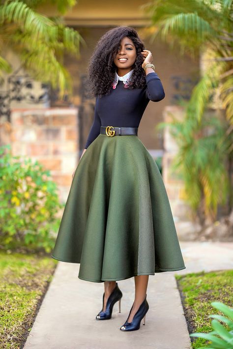 Long Flared Skirt Outfit, Tea Length Skirt Outfit, Green Skirts, Modest Woman, Modest Chic, Skirts Ideas, Estilo Kardashian, Ladies Skirts, Hilarious Dogs