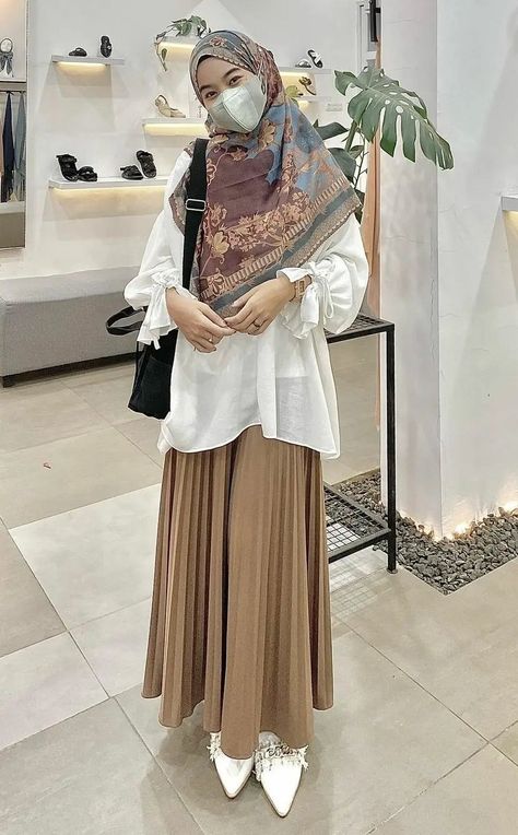 Ootd Syari Casual, Celana Jins Wanita, Muslimah Fashion Casual, Muslim Outfit, Muslimah Outfit, Muslim Fashion Hijab Outfits, Muslim Outfits Casual, Fashion Muslim, Office Outfits Women