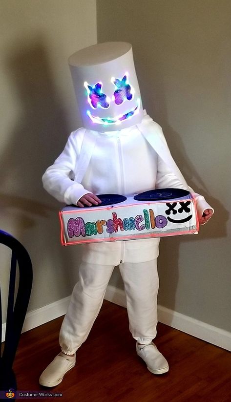 Dj Marshmello Bedroom Ideas, Dj Marshmello Costume, Marshmello Costume, Halloween Fancy Dress Kids, Halloween Parade Float, Marshmallow Costume, Fortnite Costume, Ideas Carnaval, Light Up Table