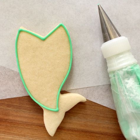 Seahorse Cookies Royal Icing, Mermaid Cookies Decorated Easy, Mermaid Tail Cookies Royal Icing, Mermaid Sugar Cookies Royal Icing, Mermaid Cookies Ideas, Mermaid Tail Cookies Decorated, Mermaid Decorated Cookies, Mermaid Cookies Royal Icing, Mermaid Cookies Decorated