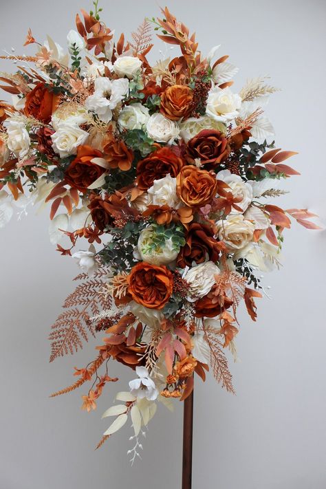 Burnt Orange Weddings Decorations, Pergola Flowers, Archway Flowers, Wedding Burnt Orange, Orange Wedding Decorations, Arch Arrangement, Orange Wedding Themes, Fall Wedding Arches, Orange Wedding Colors