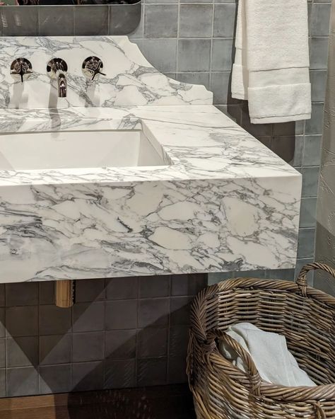 A stunning floating vanity and scalloped marble backsplash. . @kbis_official #kholer #studiomcgee #luxurydesign #interiordesign #bathroom 📸. @cielo.and.oak Scalloped Marble Backsplash Bathroom, Vanity Next To Toilet, Scalloped Marble Backsplash, Marble Floating Vanity, Floating Marble Vanity, Marble Backsplash Bathroom, Backsplash Bathroom, Marble Backsplash, Marble Vanity