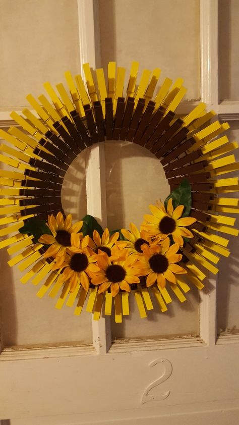 Sunflower Clothes Pin Wreath Clothespin Wreaths, Sunflower Wreath Diy, Clothespin Diy Crafts, Wooden Clothespin Crafts, Clothespin Art, Sunflower Crafts, Pin Crafts, Clothes Pin Wreath, Diy School