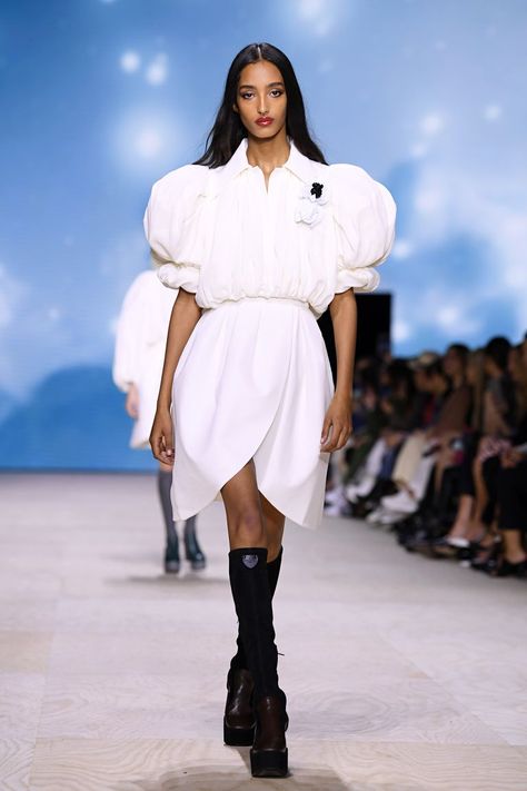 Fashion model, Fashion show, Runway, Fashion, Clothing, Fashion design, Public event, Human, Model, Event, Medieval Era, Basic White Tee, Mood Indigo, Bubble Dress, Runway Dresses, Runway Trends, Puffed Sleeves Dress, Puffy Sleeves, Spring Trends