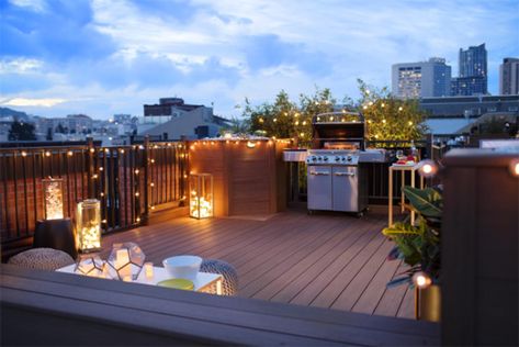 Outdoor dining on rooftop deck BBQ Gorgeous Decks, Amazing Decks, Rooftop Ideas, Timbertech Decking, Deck Inspiration, Backyard Upgrades, Rooftop Patio Design, Deck Features, Terrasse Design