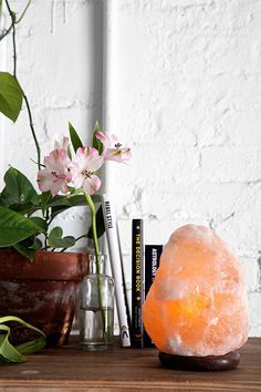 10 Benefits of Himalayan Salt Lamps - Design Crush Natural Sources Of Light, Himalayan Salt Benefits, Luminaria Diy, Himalayan Salt Crystals, Hello Glow, Urban Interiors, Salt Lamps, Himalayan Salt Lamp, Zen Decor