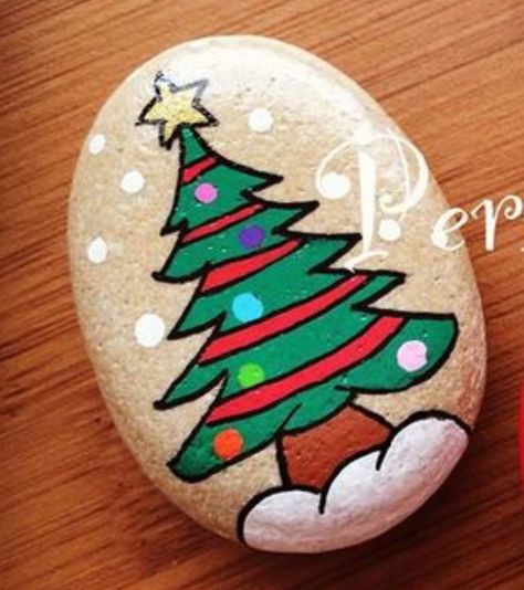 Christmas tree painted rock Tree Rock Painting Ideas, Christmas Tree Rock Painting, Tree Rock Painting, Christmas Pebble Art, Rock Painting Tutorial, Rock Painting Ideas, Stone Art Painting, Painted Rocks Kids, Christmas Rock