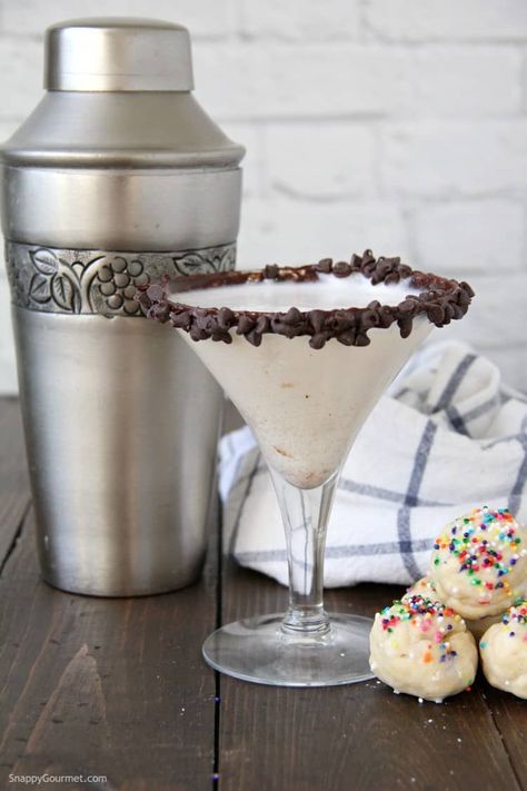 Cannoli Martini, a tasty homemade dessert cocktail inspired by the popular Italian dessert. Perfect for Christmas and holiday parties. Recipe @SnappyGourmet.com #SnappyGourmet #Cocktail #Dessert #Drink #Christmas #Italian Cannoli Martini, Caramel Apple Martini, Gel Wax Candles, Whipped Cream Vodka, Dessert Shots, Candles Birthday, Gel Wax, Chocolate Whipped Cream, Glass Candles