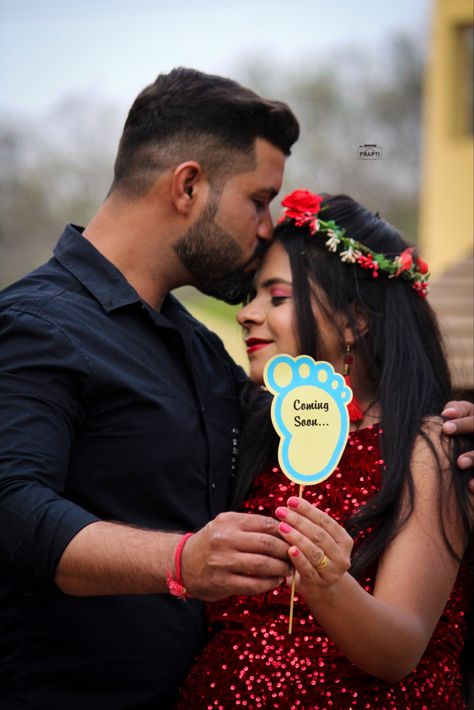 Maternity Shoot At Home Indian, Maternity Shoot Indian Photo Ideas, Maternity Shoot For Couples, Maternity Poses With Props, Props For Maternity Shoot Ideas, Maternity Photo Shoot Indian, Maternity Photo Shoot With Props, Pre Maternity Shoot, Maternity Shoot Pictures