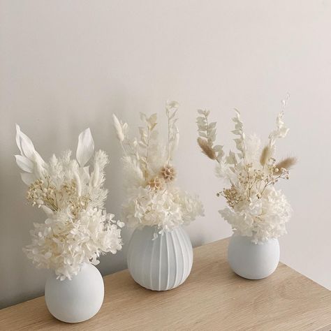 Dried Flowers In A Vase, Boohoo Bedroom, Dried Flower Table Arrangements, Dried Flower Centerpiece Wedding, Neutral Flower Arrangements, Dry Floral Arrangements, White Dried Flowers, Table Arrangements Wedding, Floral Art Design