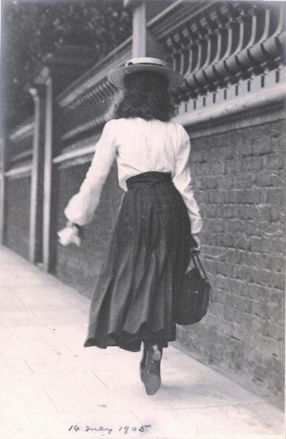 Victorian Photography, Victorian Aesthetic, Georgian Architecture, 20th Century Fashion, London Street, Edwardian Era, Edwardian Fashion, Vintage Portraits, Historical Dresses