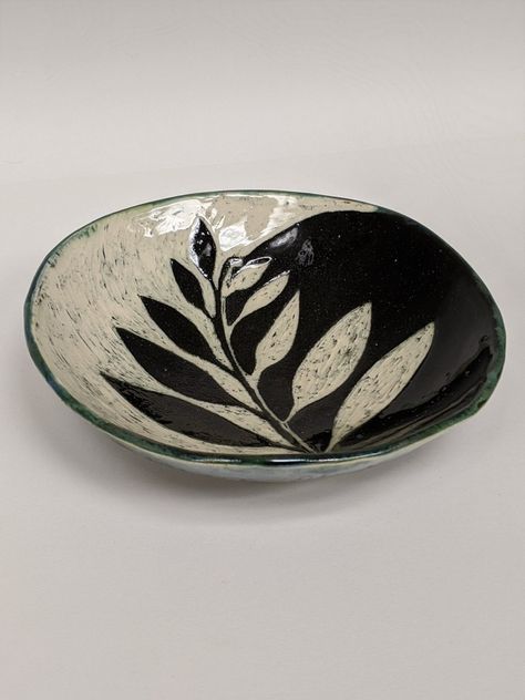 Sgraffito Plates, Carved Ceramics, Sgraffito Plate, Pottery Sgraffito, Plate Pottery, Plates Ceramic, Handmade Ceramic Bowl, Handmade Ceramics Plates, Pottery Form