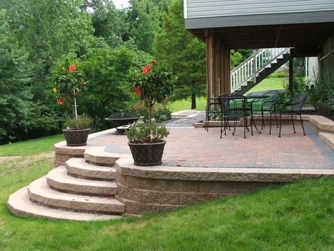 Retaining wall patio Sloped Landscape, Patio Upgrade, Patio Stairs, Cement Patio, Raised Patio, Patio Layout, Colorful Patio, Patio Steps, Landscaping Retaining Walls