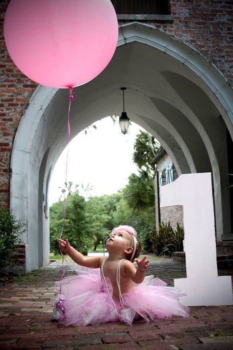 First birthday picture ideas to inspire your baby's birthday photo shoot! 12 super cute and creative ideas for taking first birthday pictures! Lila Party, 1st Birthday Pictures, Baby Fotografie, First Birthday Pictures, 1st Birthday Photos, Adorable Babies, Foto Baby