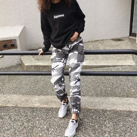 Black And White Camo Pants, White Camo Pants, Camo Pants Outfit, Black And White Camo, Camo Jogger Pants, Yoga Iyengar, Camo Cargo Pants, White Camo, Tumblr Outfits