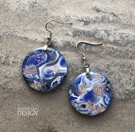 Pour Paint Skin Jewelry, How To Make Acrylic Earrings Diy, Fluid Art Jewelry, Acrylic Pour Jewelry, Acrylic Jewelry Diy, How To Make Acrylic Earrings, Clay Jewelry Ideas, Acrylic Skins, Paint Jewelry