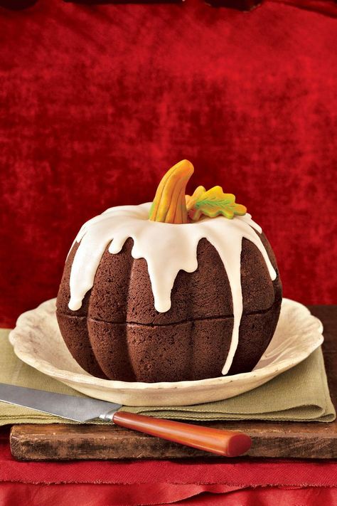 Pumpkin Shaped Cake, Pumpkin Spice Pecans, Pumpkin Cake Easy, Halloween Cake Recipes, Halloween Pumpkin Cake, Pasteles Halloween, Spiced Buttercream, Thanksgiving Cake, Shaped Cake Pans